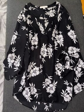 Chaus Black & White Floral V-Neck Long Sleeve Blouse